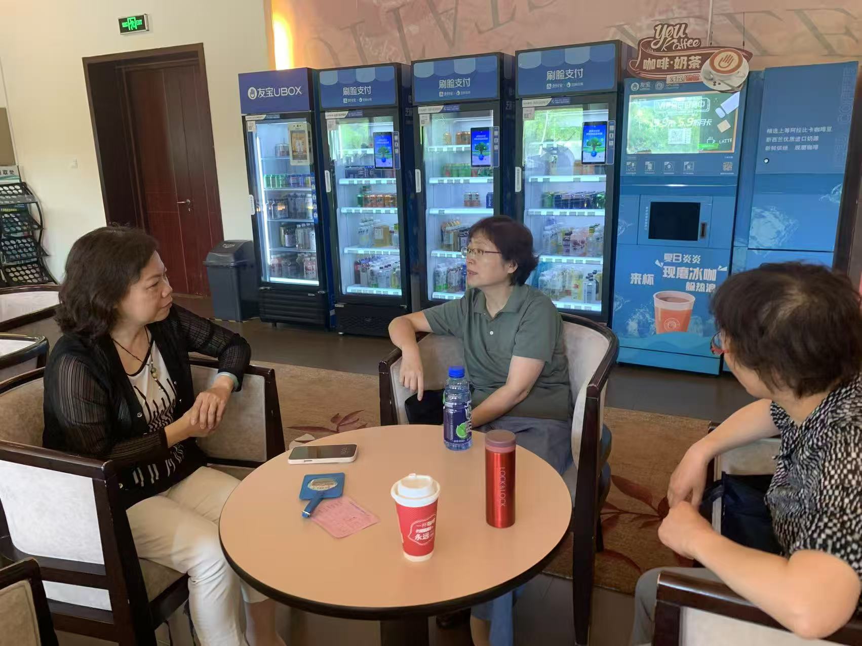 6月17日上午,区政协副主席甄士东到天津电视台开展走访调研,看望委员宋东。.jpg