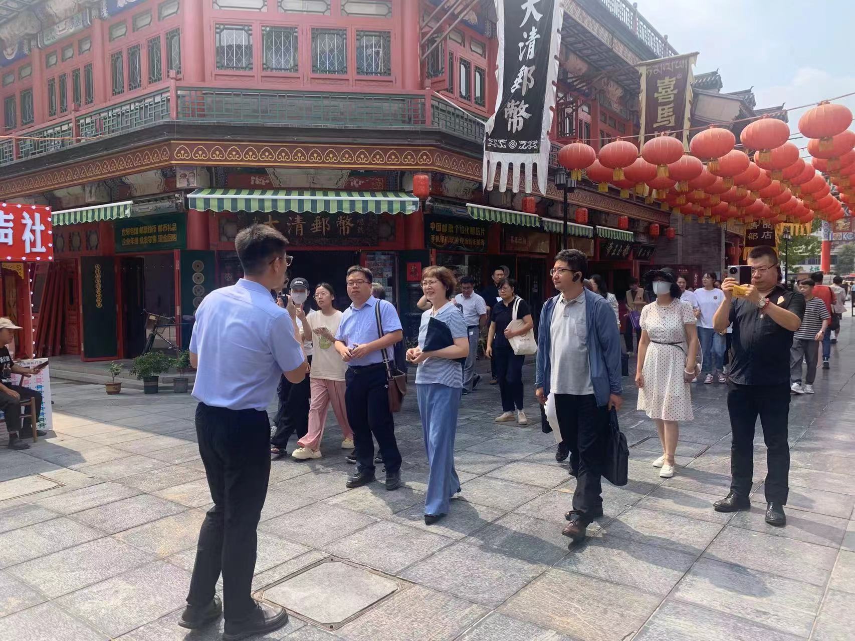 7月4日下午,区政协副主席甄士东带领课题组到古文化街开展调研。围绕“深度挖掘南开资源,传承发展城市文化”专题议政性常委会议题开展座谈交流。 (2).jpg